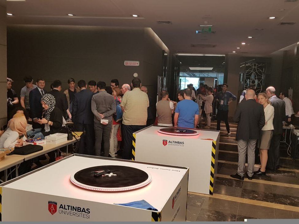 Altinbas-universitesi-robot-yarismasi